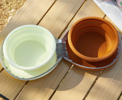 Portable Collapsible Dog Bowl by dktraveldogs.com